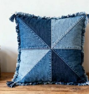 Coussin en denim à motifs
